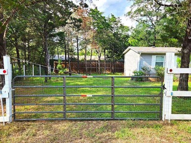 184 Arrowhead DR, Smithville, TX 78957