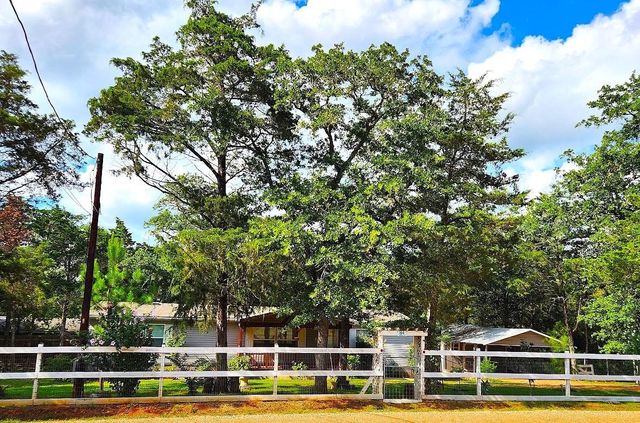 184 Arrowhead DR, Smithville, TX 78957