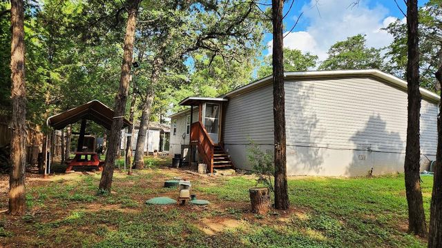 184 Arrowhead DR, Smithville, TX 78957
