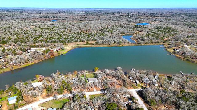 184 Arrowhead DR, Smithville, TX 78957