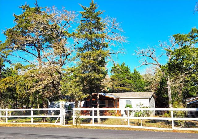 184 Arrowhead DR, Smithville, TX 78957