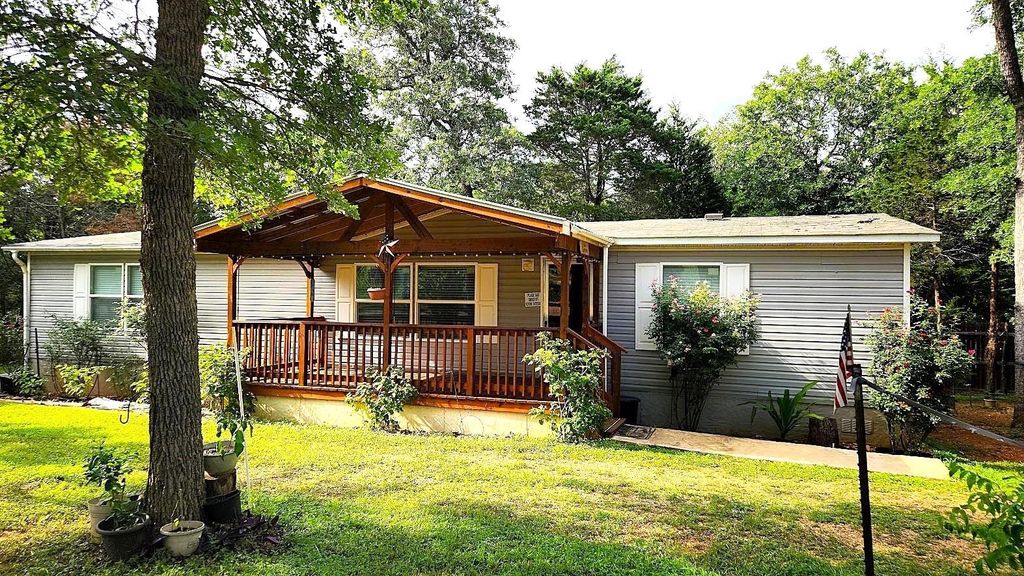 184 Arrowhead DR, Smithville, TX 78957