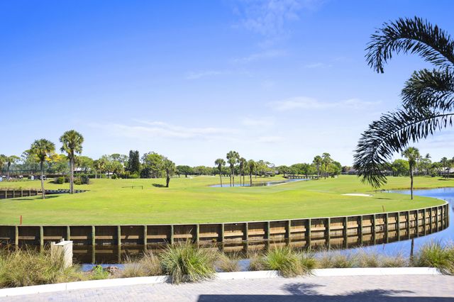 5172 SE Club Way 207, Stuart, FL 34997