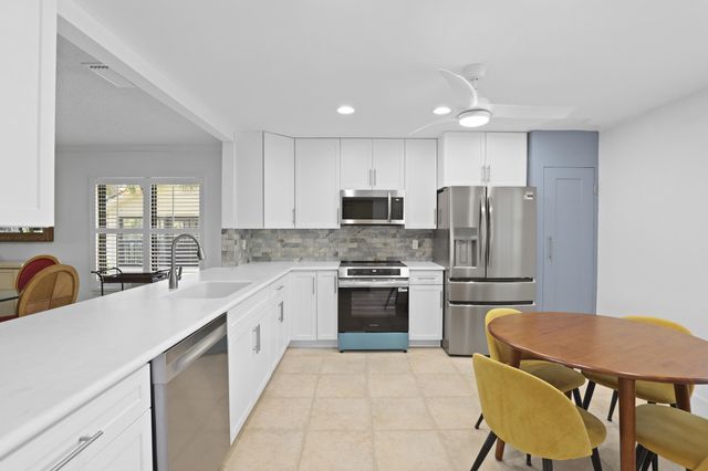 5172 SE Club Way 207, Stuart, FL 34997