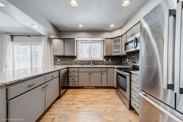 5301 E Eloika Rd, Chattaroy, WA 99003