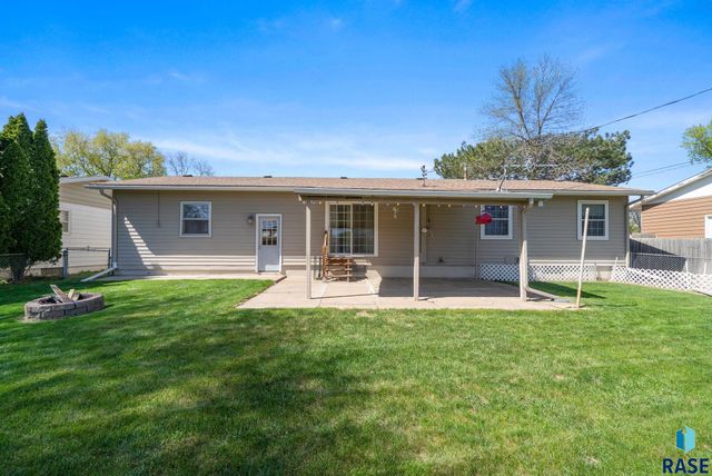 833 E Pam Rd Road, Sioux Falls, SD 57105