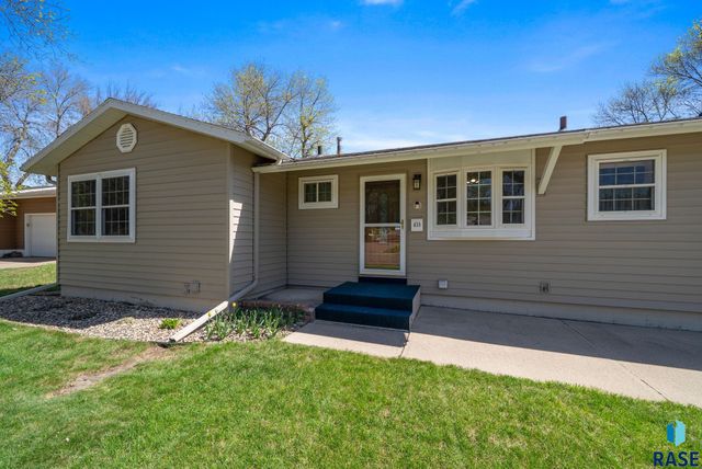 833 E Pam Rd Road, Sioux Falls, SD 57105