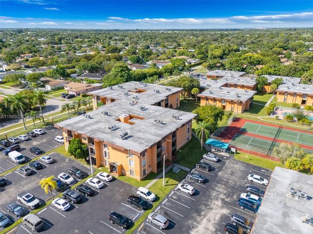 9437 SW 76th St V25, Miami, FL 33173