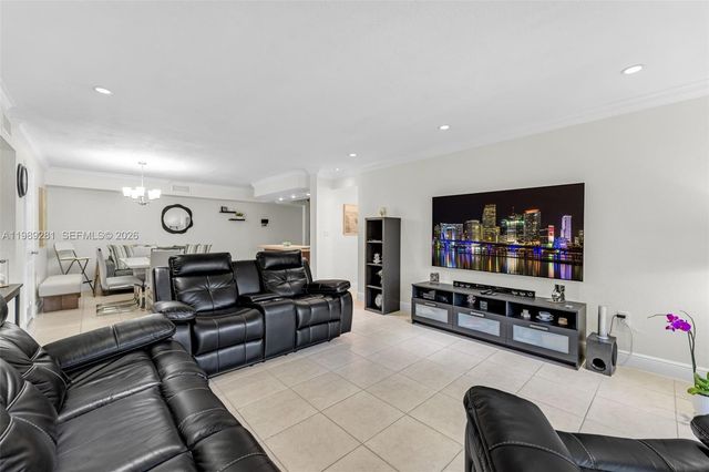 9437 SW 76th St V25, Miami, FL 33173