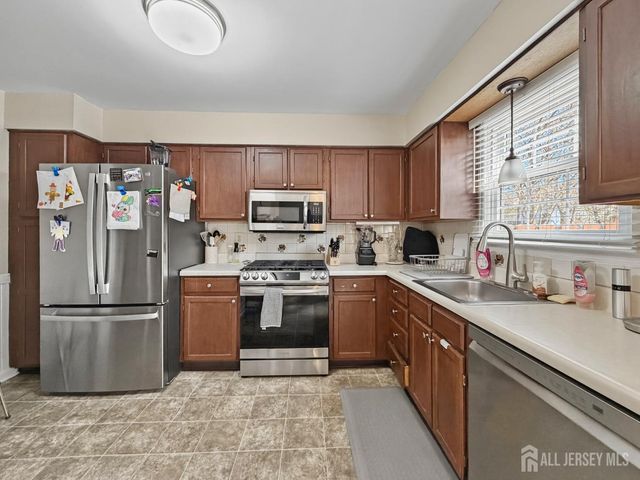 19 Wellington Court, Sayreville, NJ 08872