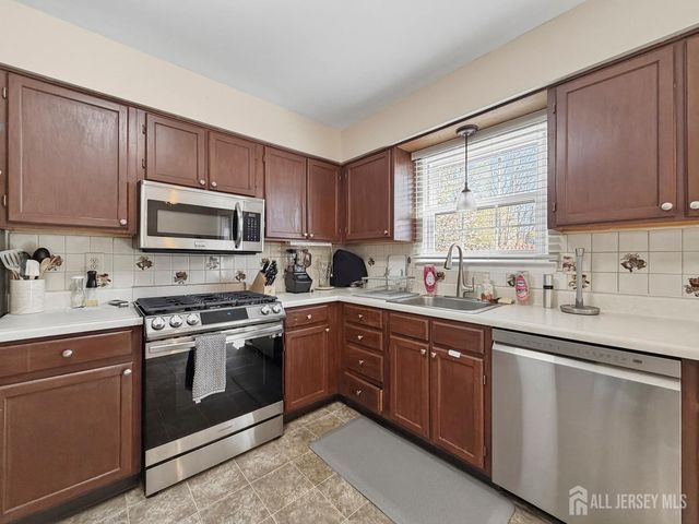 19 Wellington Court, Sayreville, NJ 08872