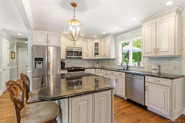 6 Louisa Court, Northport, NY 11768