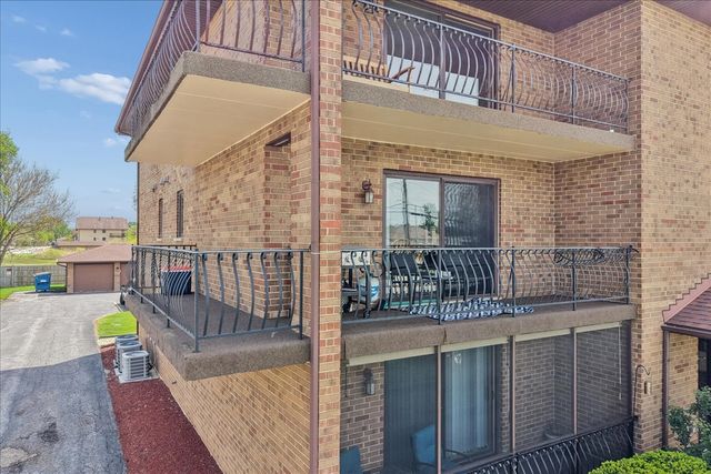 17979 Oak Park Avenue 2N, Tinley Park, IL 60477