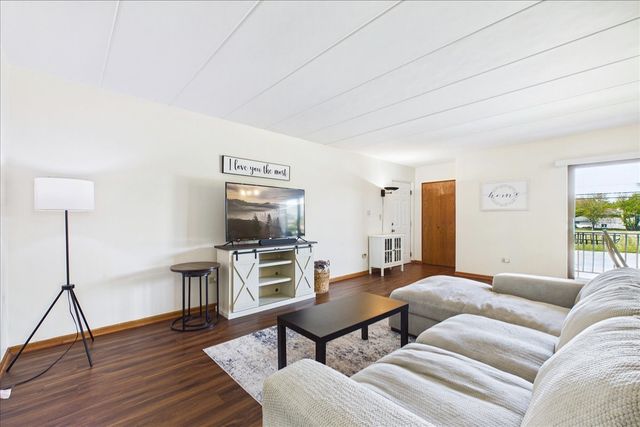 17979 Oak Park Avenue 2N, Tinley Park, IL 60477