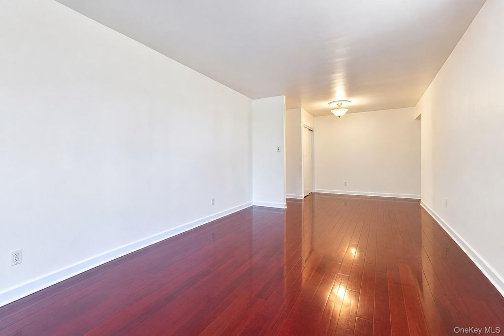 27-05 Parsons Boulevard 6F, Flushing, NY 11354 — photo 2