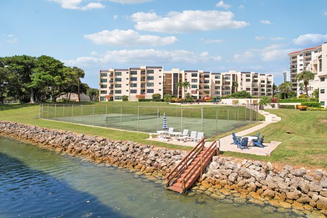 372 Golfview Road 403, North Palm Beach, FL 33408