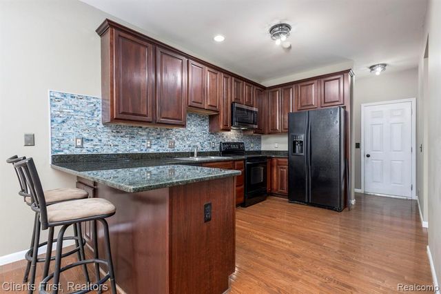 41351 N Maplewood Drive, Canton, MI 48187