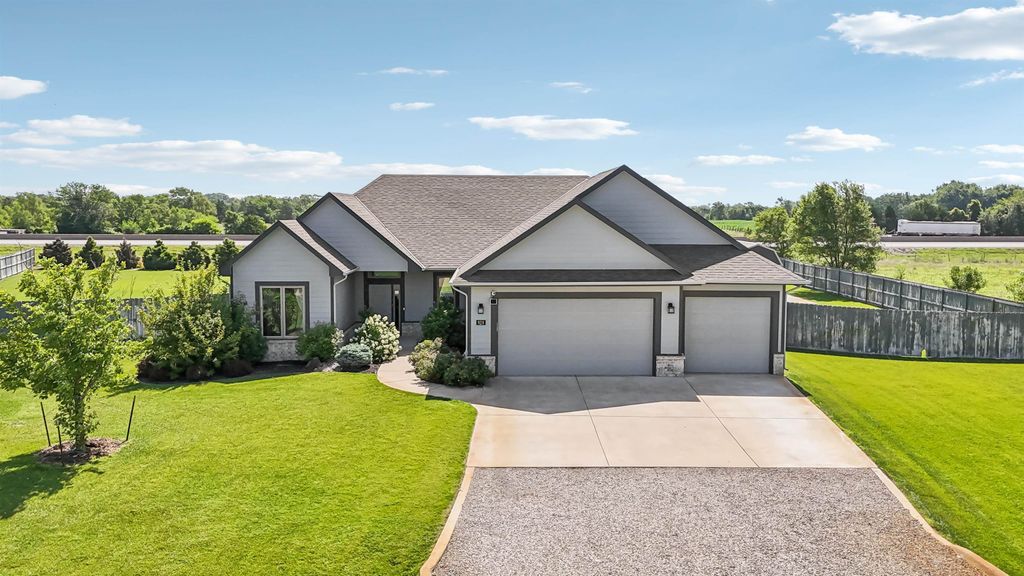 924 E Chukker Ln, Haysville, KS 67060