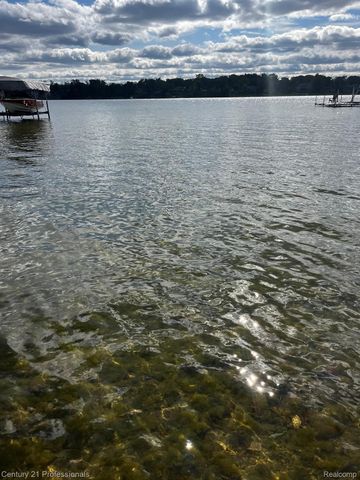 4997 Grand Court, West Bloomfield Charter Township, MI 48324