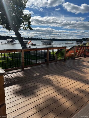 4997 Grand Court, West Bloomfield Charter Township, MI 48324