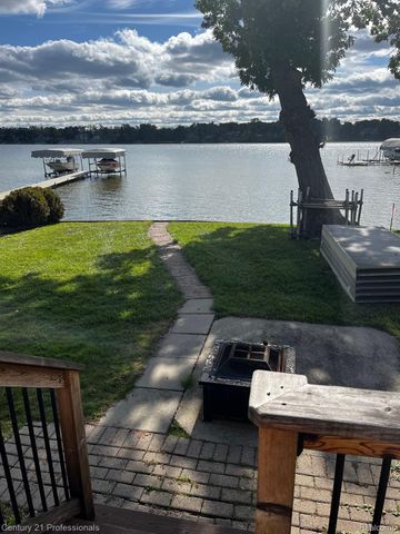 4997 Grand Court, West Bloomfield Charter Township, MI 48324