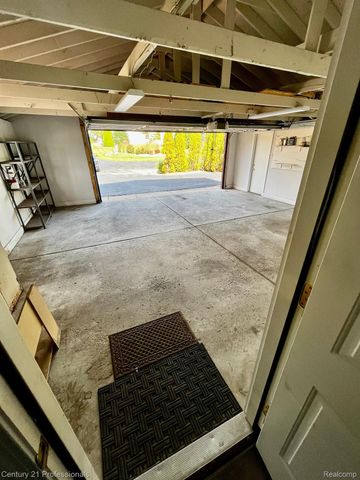 4997 Grand Court, West Bloomfield Charter Township, MI 48324