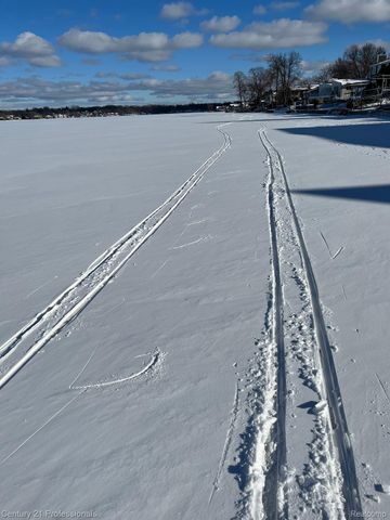 4997 Grand Court, West Bloomfield Charter Township, MI 48324