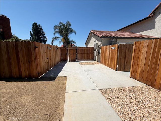 2397 N Apple Avenue, Rialto, CA 92377