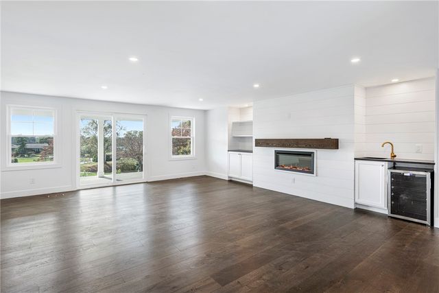 32 Arrowhead Drive, Tiverton, RI 02878