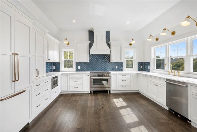 32 Arrowhead Drive, Tiverton, RI 02878