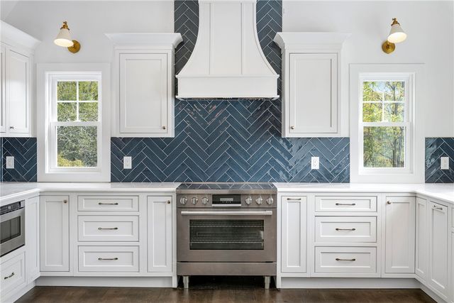 32 Arrowhead Drive, Tiverton, RI 02878