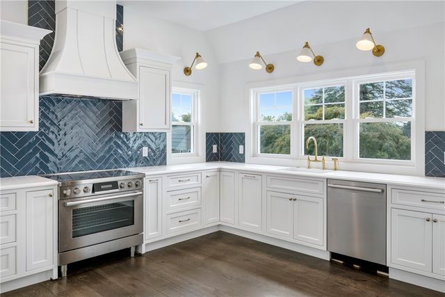 32 Arrowhead Drive, Tiverton, RI 02878