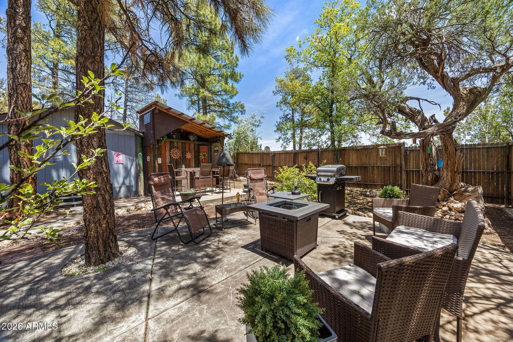 Image 18 of property listing at 2893 Holiday Forest Drive, Overgaard, AZ 85933