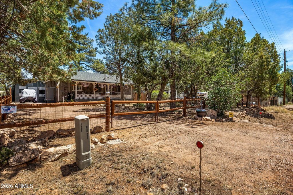 Image 2 of property listing at 2893 Holiday Forest Drive, Overgaard, AZ 85933