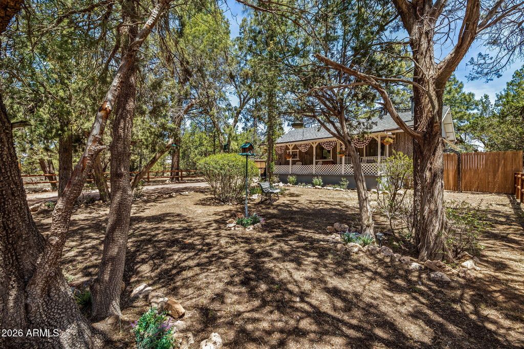Image 4 of property listing at 2893 Holiday Forest Drive, Overgaard, AZ 85933