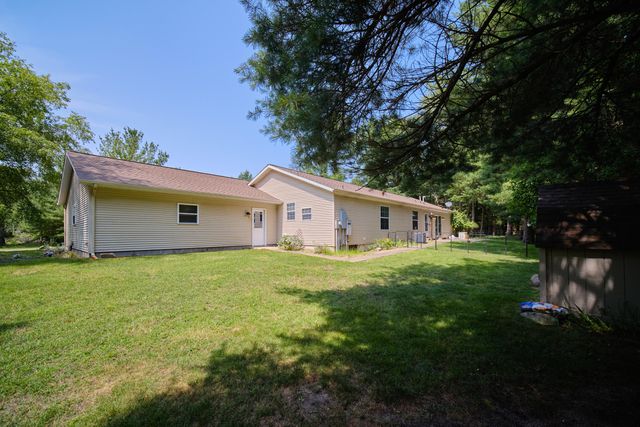 9155 Ivanhoe Drive, Onekama, MI 49675