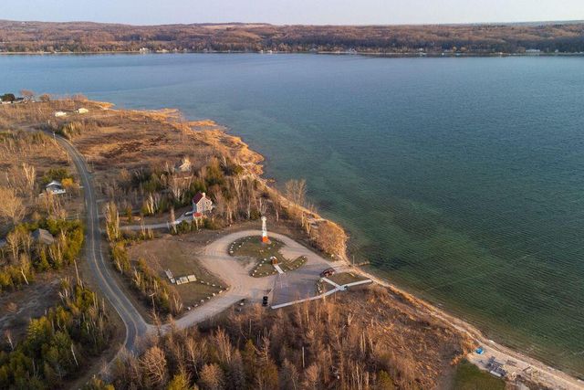 9155 Ivanhoe Drive, Onekama, MI 49675