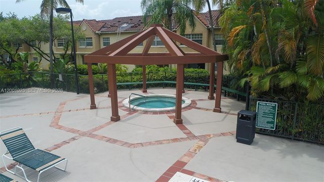 18310 NW 68th Ave L, Hialeah, FL 33015