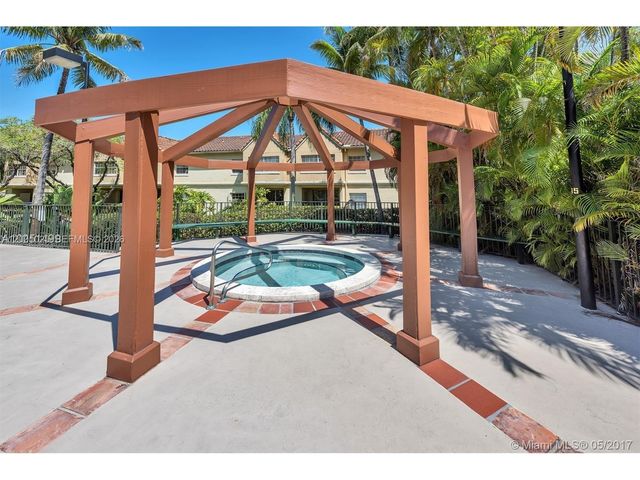 18310 NW 68th Ave L, Hialeah, FL 33015