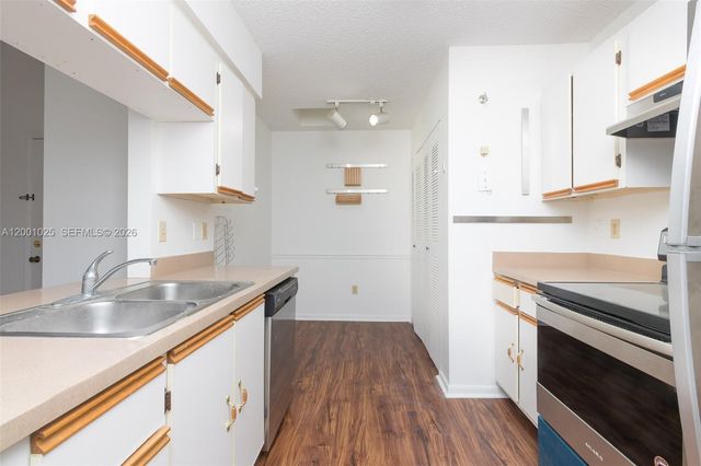 18310 NW 68th Ave L, Hialeah, FL 33015