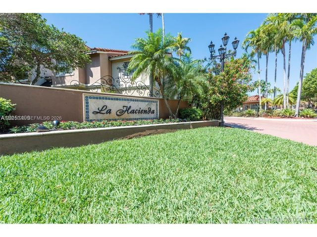 18310 NW 68th Ave L, Hialeah, FL 33015