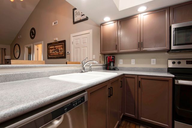 215 Lower Emerald Bay Circle 8, Hollister, MO 65672