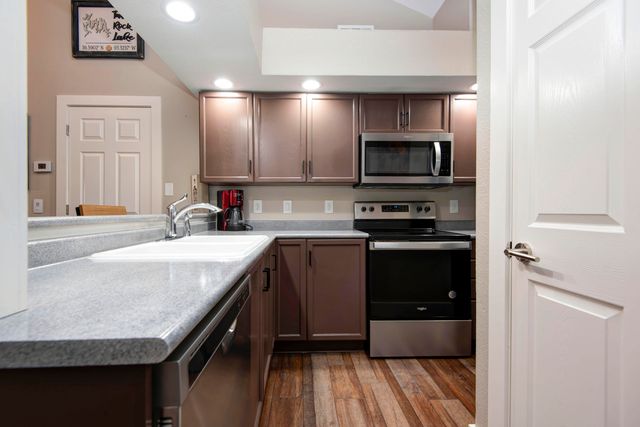 215 Lower Emerald Bay Circle 8, Hollister, MO 65672