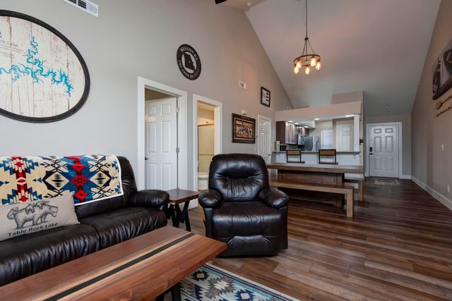 215 Lower Emerald Bay Circle 8, Hollister, MO 65672