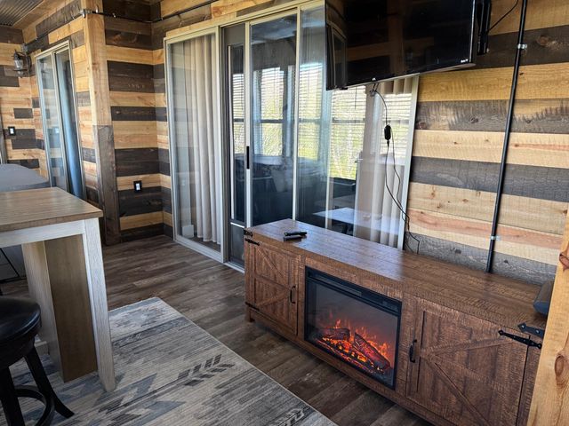 215 Lower Emerald Bay Circle 8, Hollister, MO 65672