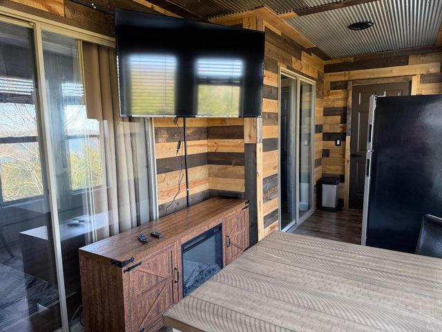 215 Lower Emerald Bay Circle 8, Hollister, MO 65672