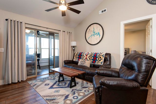 215 Lower Emerald Bay Circle 8, Hollister, MO 65672