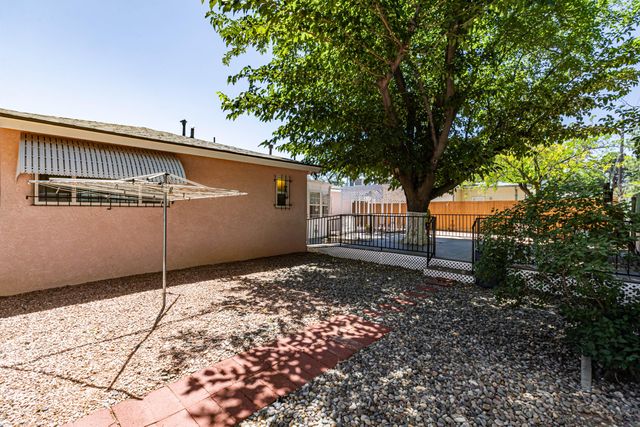 1205 Espanola Street NE, Albuquerque, NM 87110