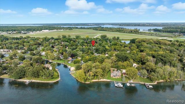 28706 Southpointe Road, Grosse Ile, MI 48138