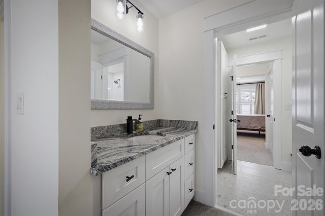 4820 Glen Hollow Lane NE, Hickory, NC 28601